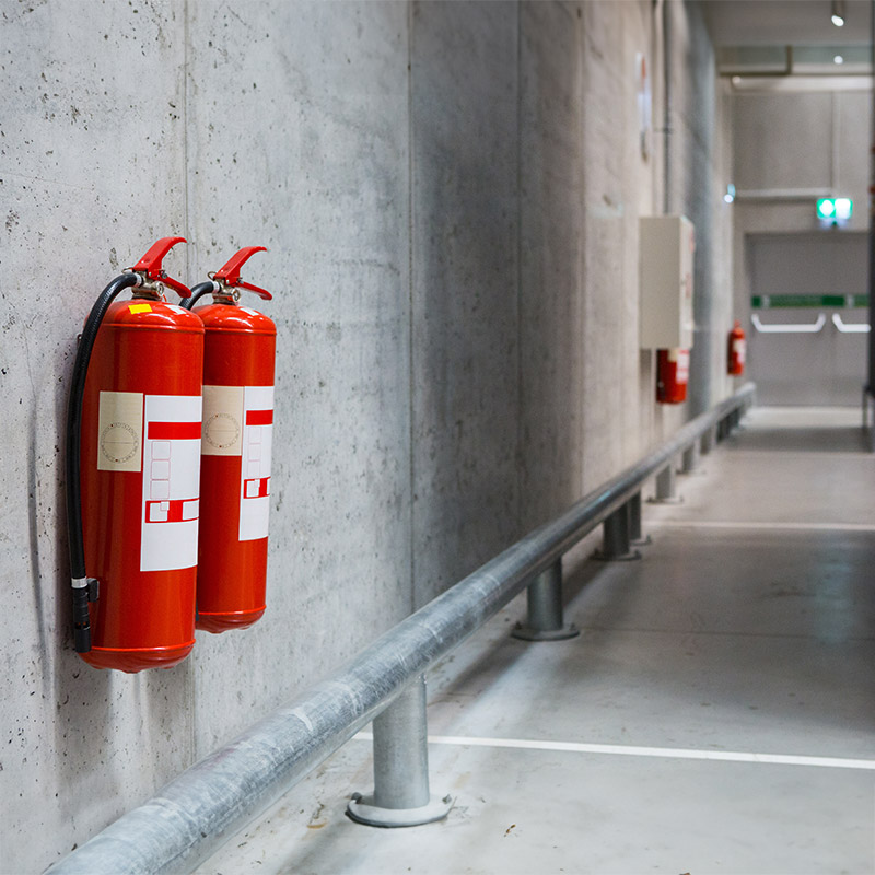 Extincteurs installés dans un couloir